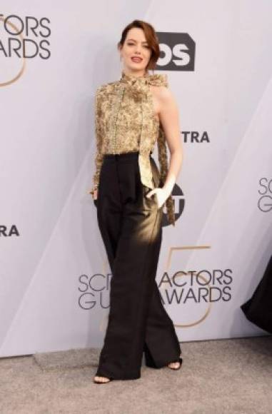 Emma Stone deslumbró con un pantsuit de Louis Vuitton en la alfombra plateada. La actriz estadounidense está nominada por su papel en Maniac y en la película The Favourite.