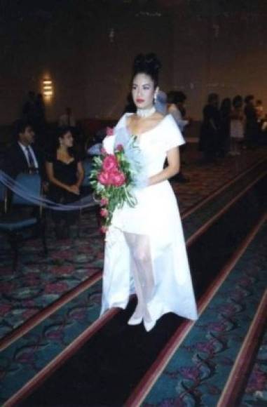 De la boda secreta de Selena Quintanilla se reveló su extraño vestido de novia, que ahora rompe el molde entre las desposadas.