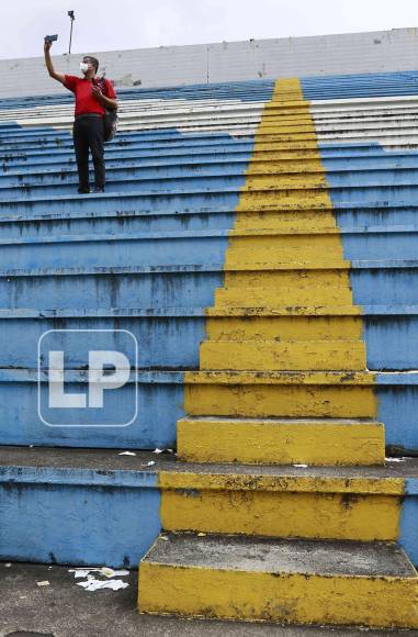Así lucen las gradas del sector sol del estadio Morazán. Sin duda necesitan una pasada de pintura.