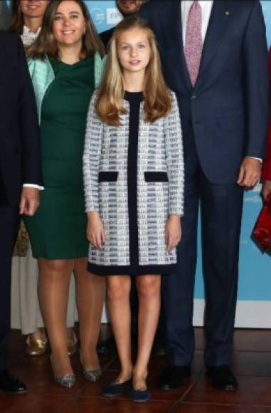 Horas antes de la ceremonia los reyes Felipe VI y Letizia, la princesa Leonor y la infanta Sofía posaron junto a premiados en las ediciones anteriores de los Premios Princesa de Girona. Para la ocasión Leonor usó un vestido de tweed en diferentes tonos azules.