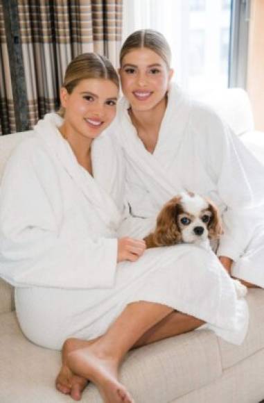 previo a su aparición Cristina y Victoria, gemelas idénticas, dijeron a Teen Vogue que estaban nerviosas por su debut en la alfombra de la Met Gala.
