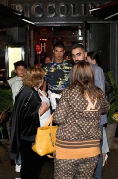 Momento en donde Cristiano Ronaldo llegaba al Piccolino Hale, restaurante en donde se consume comida italiana. Foto Zenpix.<br/>