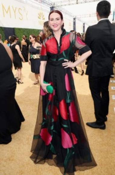 La actriz de Will & Grace, Meghan Mullaly, no pensó que sus flores gigantes parecerían cerezas enormes estampadas en su vestido ¿quién usa ese tipo de estampados para una gala?