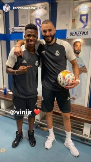 Karim Benzema colgó esta imagen a sus redes sociales junto a Vinicius y al final del partido dijo que el brasileño 'es un fenómeno, me gusta mucho jugar con él, hablo mucho con él y ha demostrado que puede jugar siempre en este equipo'.