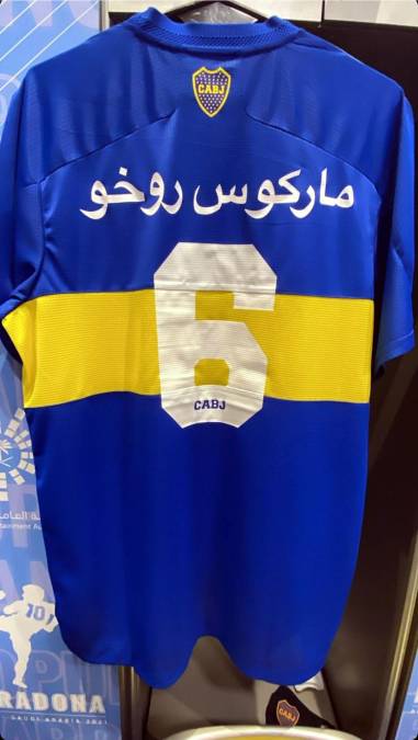 La camiseta de Boca Juniors, con el nombre de los jugadores en árabe.