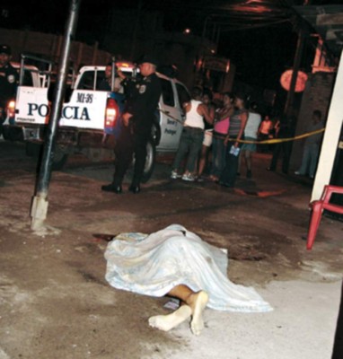 Supuestos sicarios acribillan a hombre