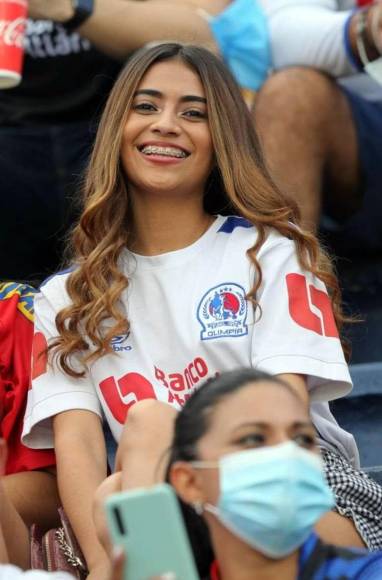 La felicidad de esta linda aficionada del Olimpia en la final de ida que ganó su equipo.