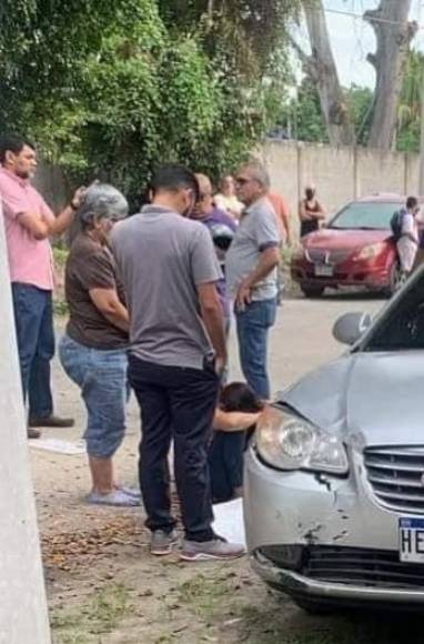 A la escena llegaron parientes de la occisa, quienes lamentaron su muerte. 