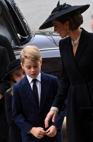La futura reina consorte llegó al evento acompañada por sus dos hijos mayores, los príncipes George y Charlotte, quienes asistieron al funeral para despedirse de su abuela.