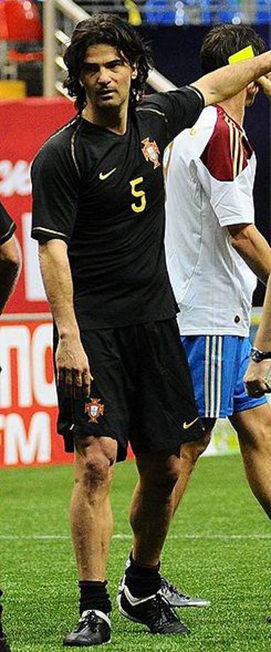 Fernando Couto a quien siempre compararon con el cantante Ricardo Arjona, por su gran parecido físico, era defensor, algo que casi nunca se le ve hacer a CR7.