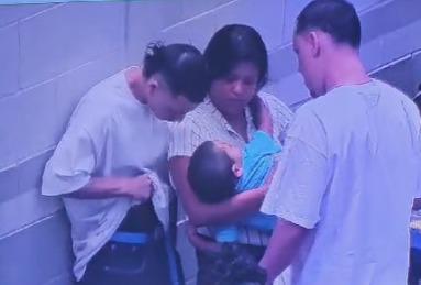 Imagen del video donde supuestamente le extraen la droga al menor.