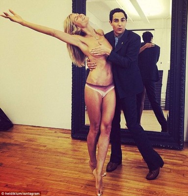 Heidi Klum comparte foto donde posa casi desnuda