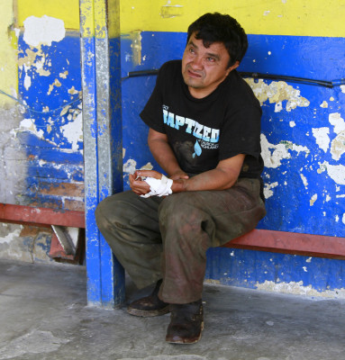 Lo invita a un trago y después lo mata