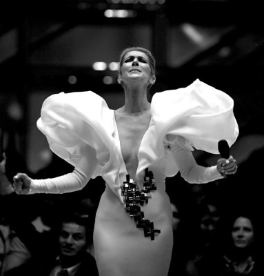 Celine Dion hace vibrar al interpretar la canción de 'Titanic'