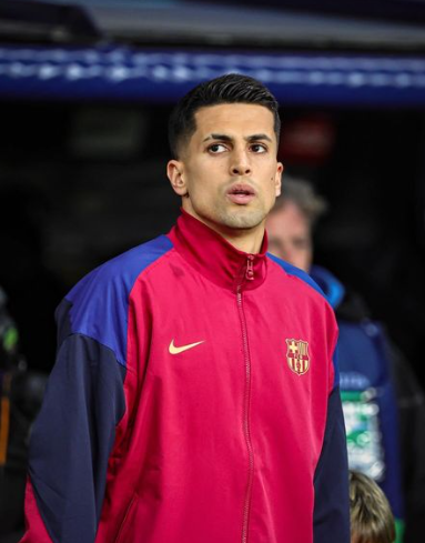 Flick cree que el equipo ha sufrido mucho defensivamente por los dos laterales y tiene claro que ahí se debe buscar alguna solución, por lo que Joao Cancelo pueda seguir cedido.