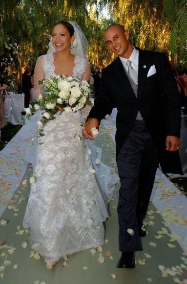 Cris Judd. Jennifer López conoció al bailarín en el set de su video musical “Love Don’t Cost a Thing” y los dos se casaron en septiembre de 2001. El matrimonio de la pareja terminó en junio de 2002 y su divorcio finalizó en 2003.