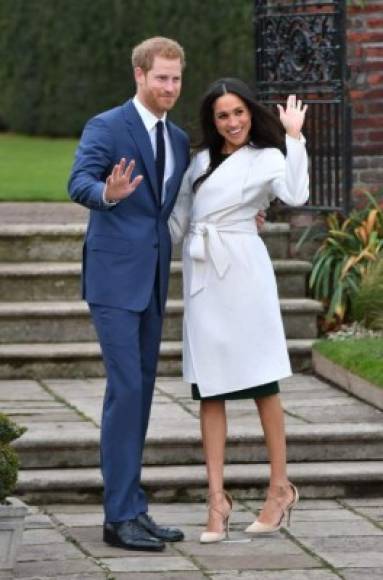 En noviembre de 2017, cuando anunció su compromiso junto al príncipe Harry, se había dicho que Markle usó un abrigo blanco para cubrir su embarazo, como podemos comprobar a la fecha esto no era cierto.