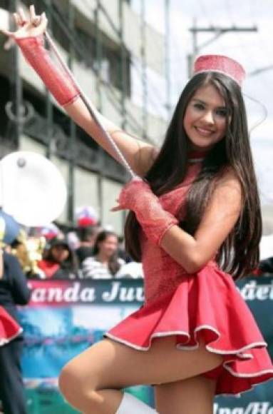 En el 2014 Ileana Bográn se robó la atención del público cuando desfiló representando al instituto Modelo de la capital.