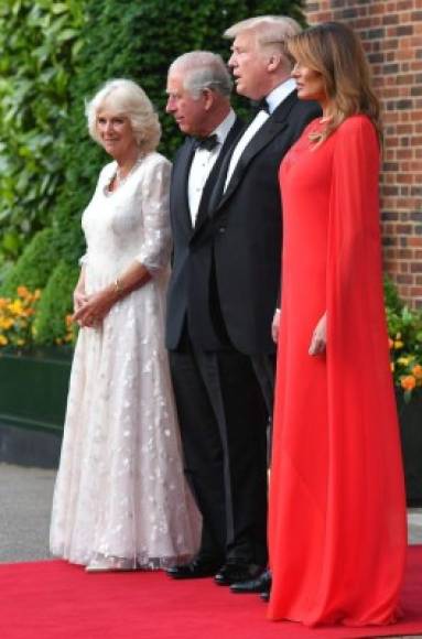 Melania es la anfitriona de la cena de agradecimiento para los duques de Cornwall tras el banquete de gala que la reina Isabel II ofreció en honor a los Trump en el palacio de Buckingham.