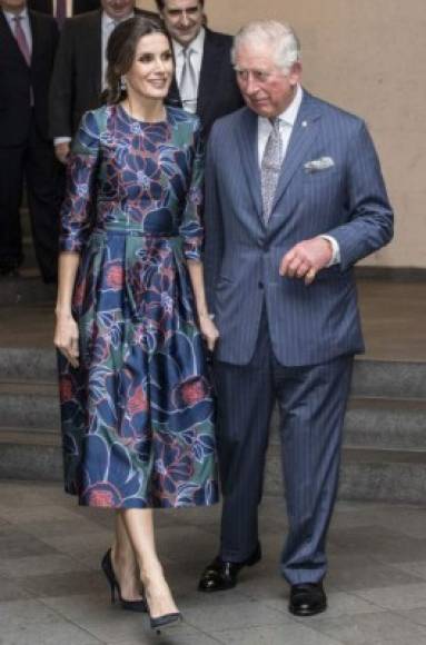 La experiodista usó un vestido personalizado de Carolina Herrera con mangas de tres cuartos y un estampado floral con una combinación de esmeralda, azul marino y rojo.