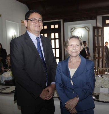 Marlon Escoto con Maritza de Hernández Alcerro.