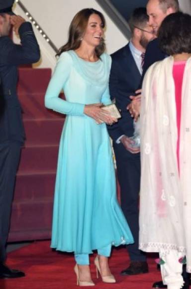 A su llegan a la base aérea de Kur Khan en Rawalpindi Kate Middleton lució un traje de dos piezas diseñado por Catherine Walker en tono aguamarina que combinó con unos zapatos en color nude.
