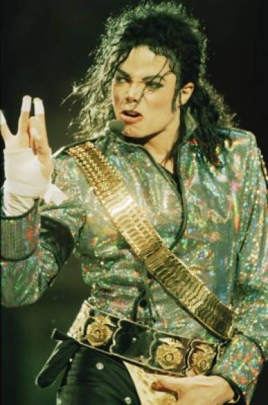 En marzo de 1991 renovó su contrato con Sony por 65 millones de dólares. En ese año publicó 'Dangerous', su octavo álbum de estudio, el cual vendió siete millones de copias en Estados Unidos y 32 millones de copias a nivel mundial.