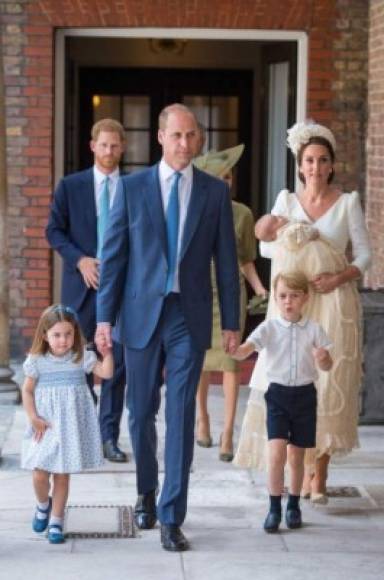 Duques de Cambridge<br/><br/>El príncipe William y Kate Middleton no podrán faltar a la boda, sus hijos, los príncipes George y Charlotte serán pajes en la ceremonia.<br/>