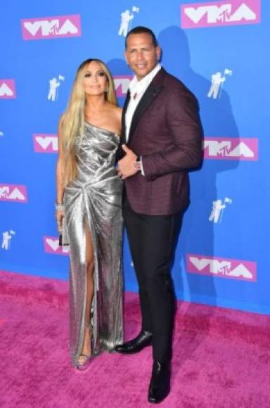 US singer Jennifer Lopez (L) and former US baseball player Alex Rodriguez attend the 2018 MTV Video Music Awards at Radio City Music Hall on August 20, 2018 in New York City. / AFP PHOTO / ANGELA WEISS