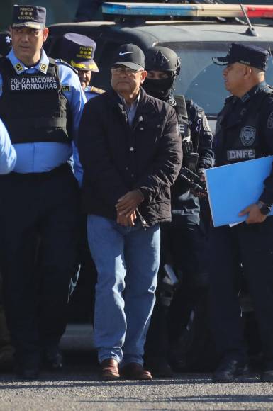  Esposado de manos, el exdiputado por el opositor Partido Liberal de Honduras fue entregado por elementos de Fuerzas Especiales a agentes antidrogas estadounidenses.
