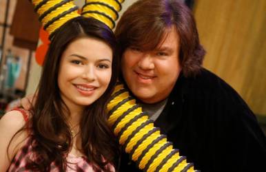 “Dan Schneider, un renombrado productor de programas televisivos, dedicó muchos años de su carrera a Nickelodeon. Durante su tiempo allí, fue fundamental en el lanzamiento al estrellato de varios jóvenes talentos, incluyendo a Drake Bell, Ariana Grande, Jennette McCurdy, Amanda Bynes, Miranda Cosgrove y Victoria Justice, entre otros nombres destacados de la industria del entretenimiento.”