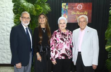 Marco Rietti, Carmen Chahín y Adamarga junto al director del Banco Central de Honduras, Julio Escoto.