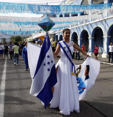 La Avenida San Isidro de La Ceiba se pinta de azul y blanco