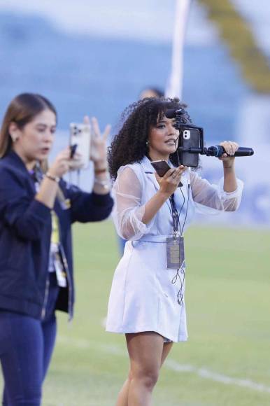 Emma Ramos, periodista de Diario DIEZ antes de dar inicio con el clásico entre Real España y Olimpia. 