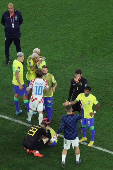 Respeto: Luka Modric fue a consolar a cada jugador de Brasil.