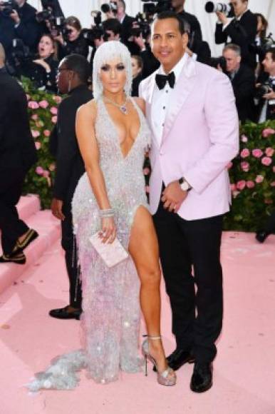 Una de las pareja favorita de la alfombra fueron Jennifer López y Alex Rodríguez. La diva de raíces puertorriqueñas vistió un sensual traje plateado de Versace.