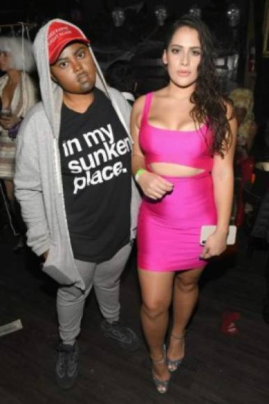 Estos invitados a la fiestas fueron ocurrentes al disfrazarse como la pareja de famosos: Kanye West y Kim Kardashian.