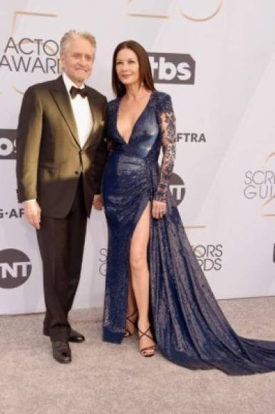 Michael Douglas desfiló por la alfombra plateada junto a su esposa, la también actriz Catherine Zeta-Jones, que mostró su envidiable figura con un espectacular vestido azul.