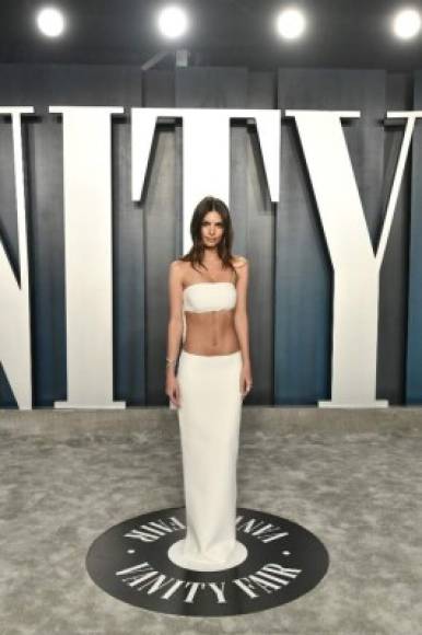 A Emily Ratajkowski se le olvidó ponerse la parte superior de su traje.