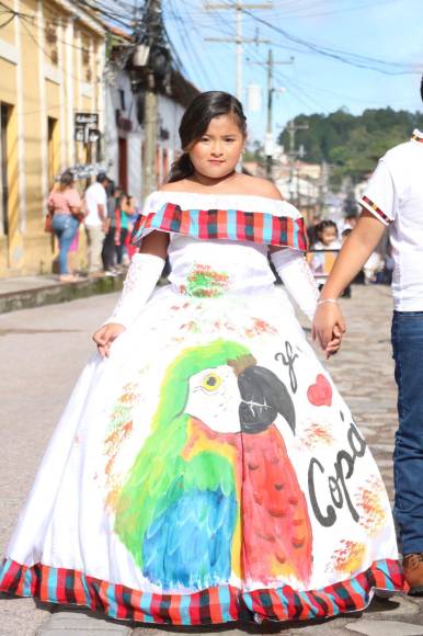 Estudiantes de al menos 11 centros de educación básica de Santa Rosa de Copán adornaron la calle Real Centenario con un colorido y alegre desfile que marcó la antesala de la celebración de Independencia de Honduras.