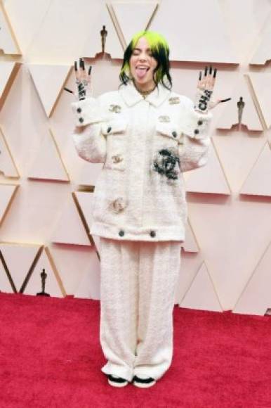 Billie Eilish llegó a su primer alfombra de los Óscar con su estilo irreverente.
