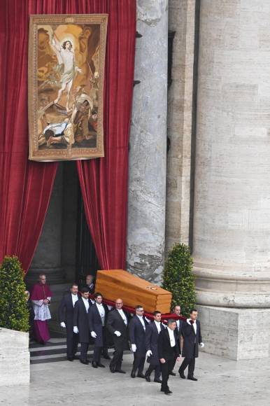 Un cartel con escrito en italiano “Santo subito” (santo ya) resaltaba entre la gente, lo que recordaba a muchos los gritos de la multitud en 2005 pidiendo la rápida canonización de Juan Pablo II.