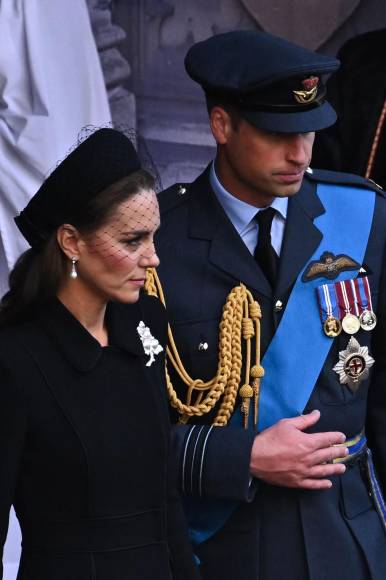 El heredero al trono, el príncipe William, lleva uniforme de la Real Fuerza Aérea (RAF) y varias medallas concedidas por su abuela.