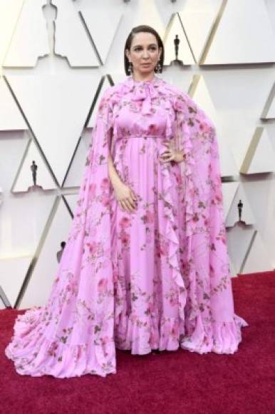 Maya Rudolph, actriz y comediante estadounidense llegó con un vestido estampado de flores y no le favoreció en lo absoluto a su figura.