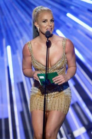 Britney Spears entregó el premio de mejor video masculino del año 2015 en los MTV VMA 2015.