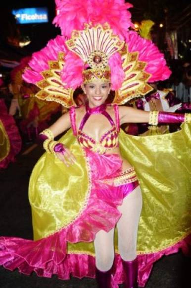 Con plumas multicolores, piedras brillantes y telas espectaculares, los diseñadores nacionales y extranjeros confeccionaron hermosos atuendos carnavalescos que vistieron las mujeres que engalanaron el desfile. <br/>
