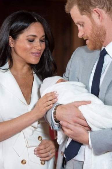 'Es mágico y bastante asombroso', calificó Meghan a su bebé real nacido mientras hacía su primera comparecencia ante los medios.<br/><br/>El pequeño de Harry y Meghan es el octavo bisnieto de Isabel II y séptimo en la línea de sucesión al trono británico.