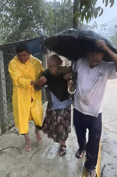 Las autoridades de los estados del sur de México habilitaron albergues para las personas afectadas por las inundaciones.