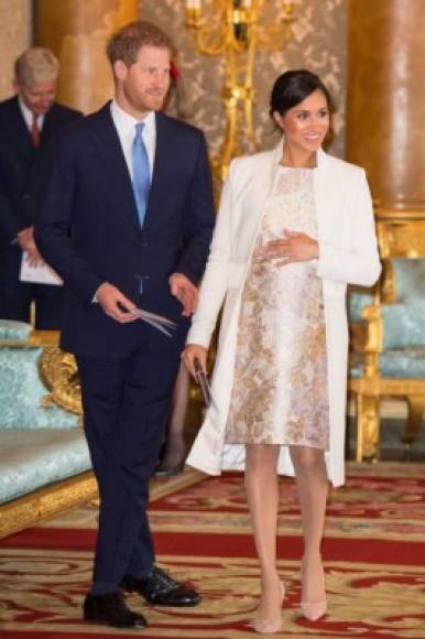 Mientras tanto, el príncipe Harry, lució elegante en un traje azul marino que acompañó con una corbata en color turquesa.<br/><br/>