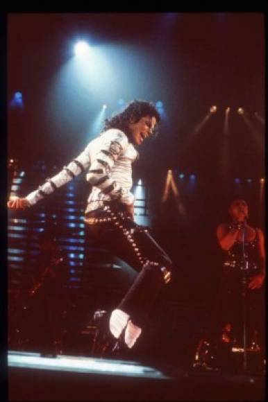 Debido al éxito de su álbum Thriller (1982), el disco más vendido de la historia, se convirtió en la mayor estrella de la música pop.